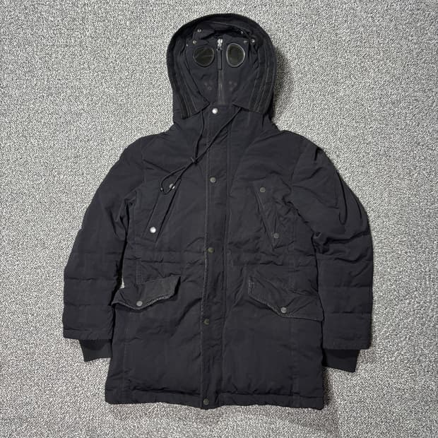 CP 컴퍼니 렌즈 다운 패딩 블랙 (105)