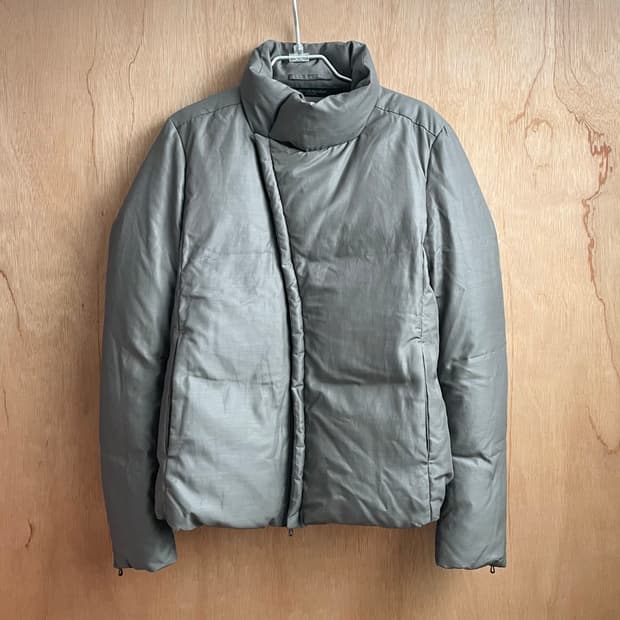 카즈유키쿠마가이 사선 집업 패딩 자켓