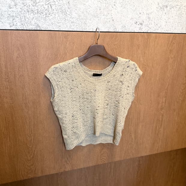 빈티지 라운드넥 슬리브리스 니트 베스트 펀칭 디테일 베이지