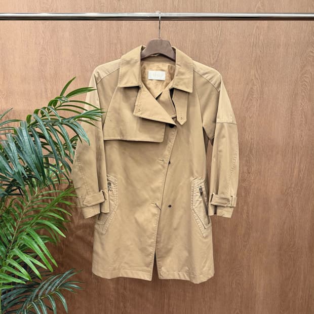 SJSJ 트렌치 코트 언밸런스 플랩 더블 여밈 디테일 베이지