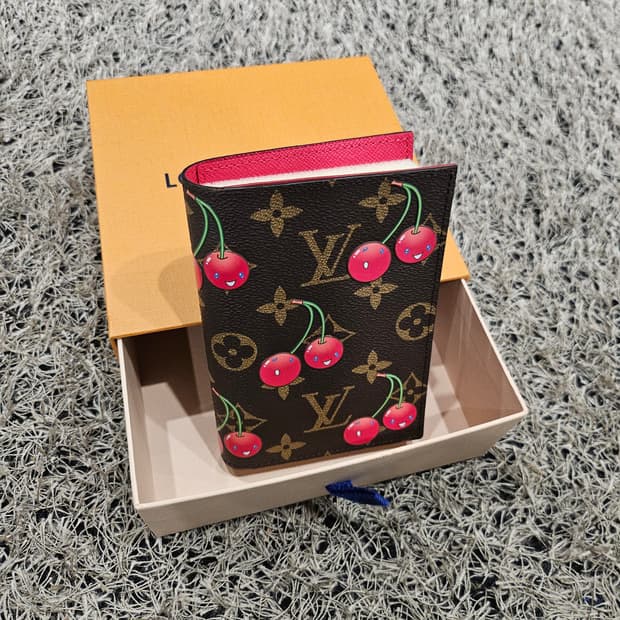 루이비통 x 무라카미 타카시 패스포트 커버 모노그램 체리 코팅 캔버스