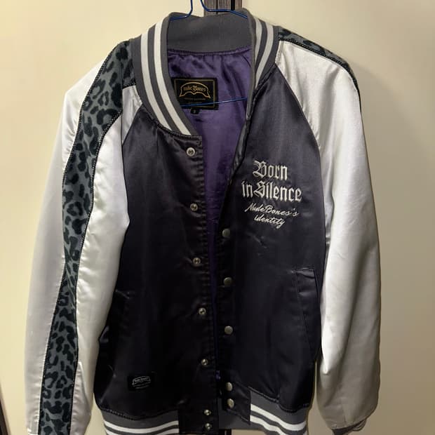 Nude Bones 새틴 바시티 자켓