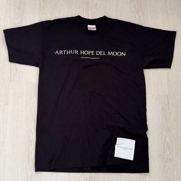 (L) 타카히로 미야시타 아서홉델문 반팔티셔츠