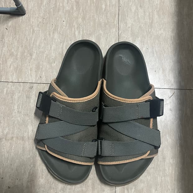 노스페이스 카키색 스트랩 슬리퍼