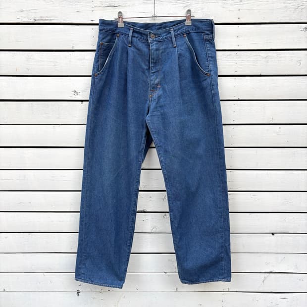 Levi’s 리바이스 레드 데님 팬츠