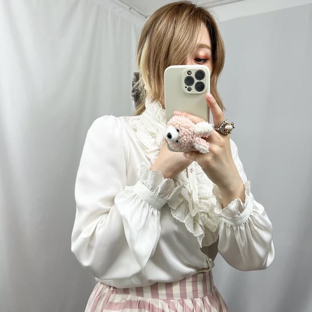 화이트 프릴 블라우스