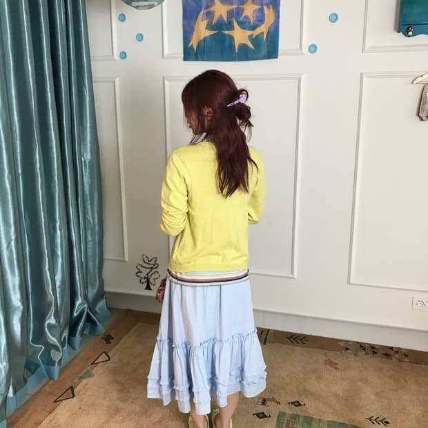 프레피 감성과 빈티지 무드를 담은 클래식 레이어드 룩💛🩵