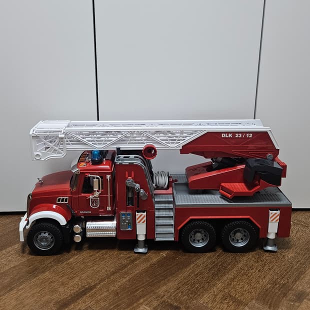 브루더 MACK 사다리 소방차