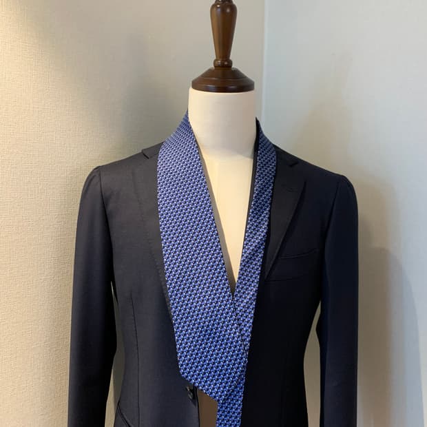 던힐(dunhill) 새상품급 명품넥타이 100실크 네이비컬러 정장룩