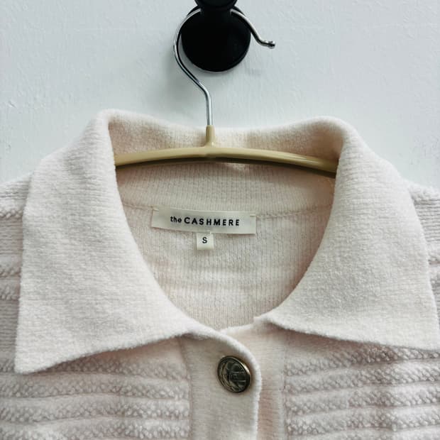 더 캐시미어 the CASHMERE 엠보 스트라이프 니트 칼라 셔츠