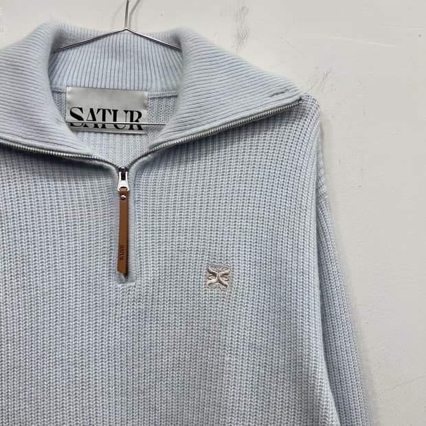 새터 스몰로고 하이넥 카라 앙고라 반집업 니트