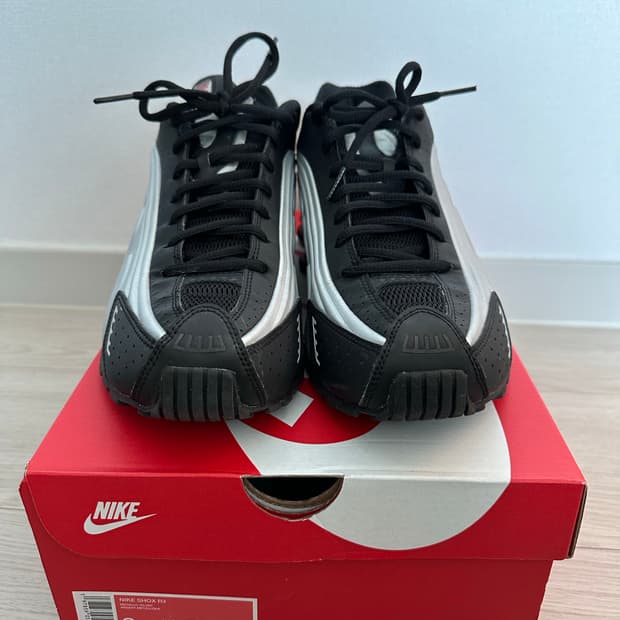 나이키 샥스 r4 메탈릭 실버 HQ1988-002