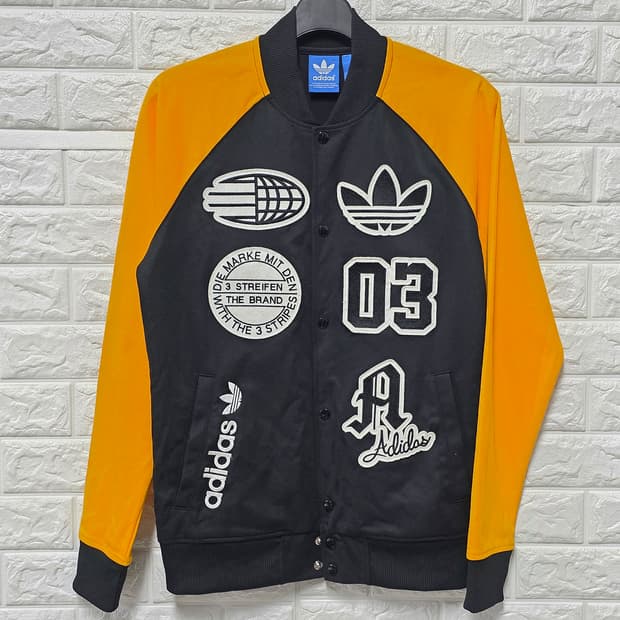 택포)아디다스 로고 스타디움 자켓 블랙/골드 095
