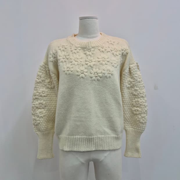 아이보리 입체 플라워 자수 도톰 니트
