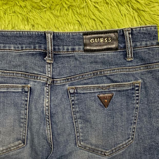 [37] 게스 메탈플레이트 테이퍼드핏 데님팬츠