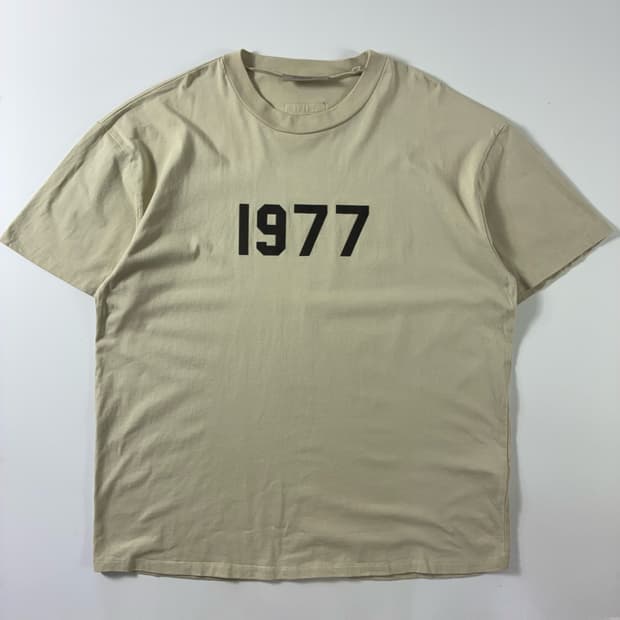 Essetials  에센셜스 1977 피어오브갓 베이지 반팔티셔츠 