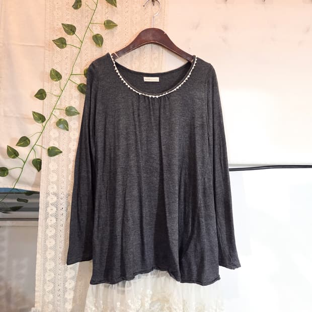 earth music 밑단 레이스 디테일 슬리브