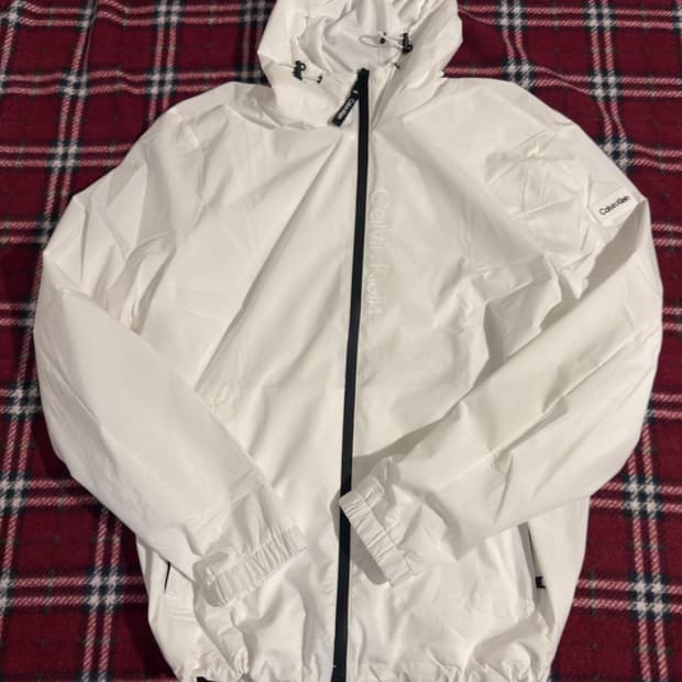 캘빈클라인 크림 바람막이