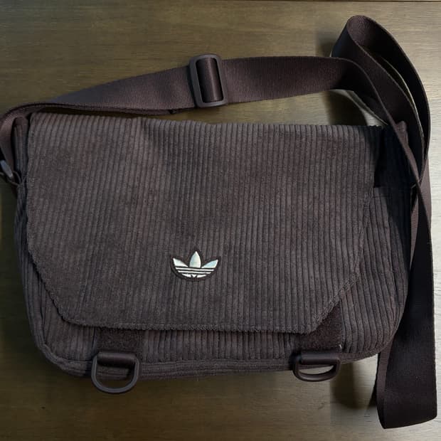 아디다스 오리지널 코듀로이 크로스백 브라운