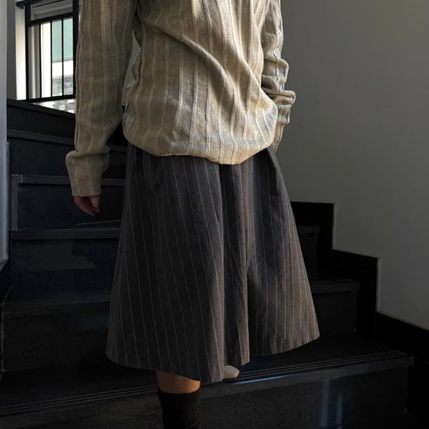 그레이 스트라이프 핀턱 스커트