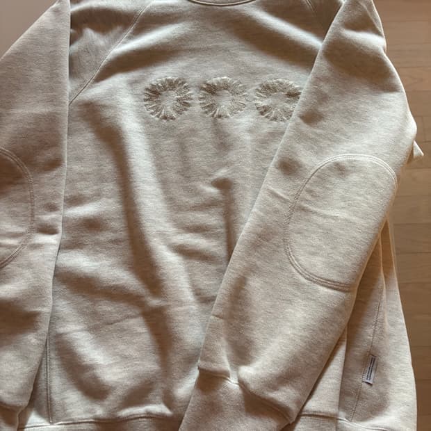 로고 자수 엘보우 패치 맨투맨