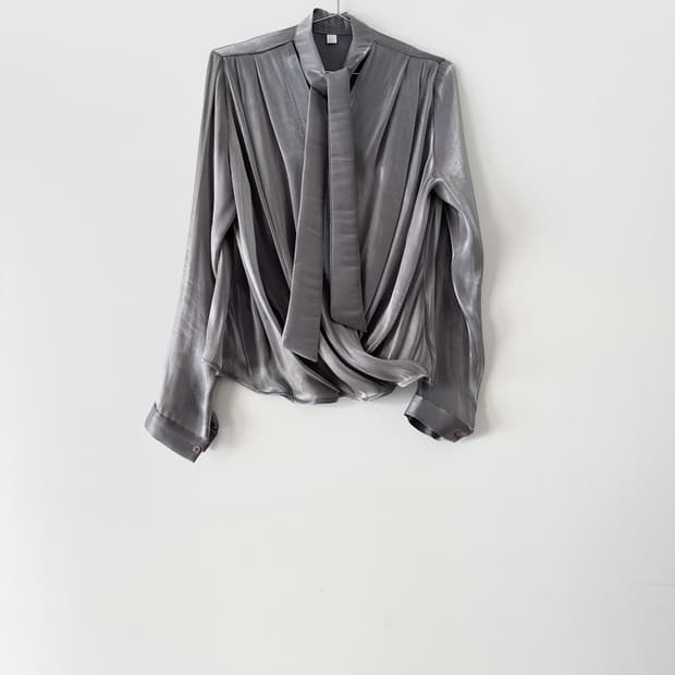 Twist choke glossy blouse