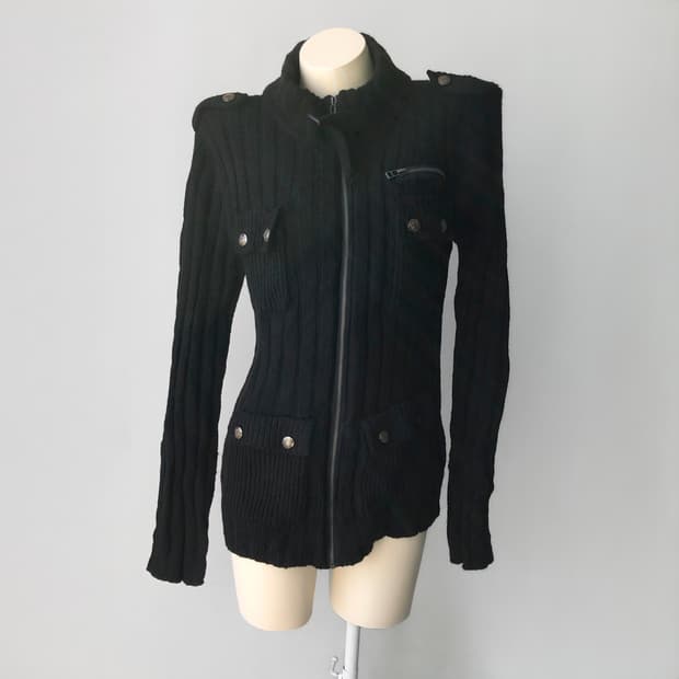 블랙 하이넥 버튼 디테일 니트 짚업