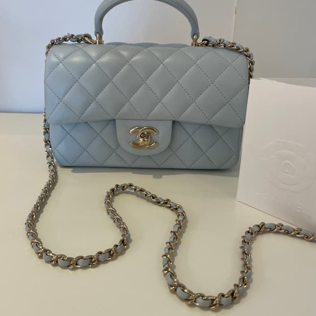 샤넬 뉴미니 탑핸들 금장 라이트 블루