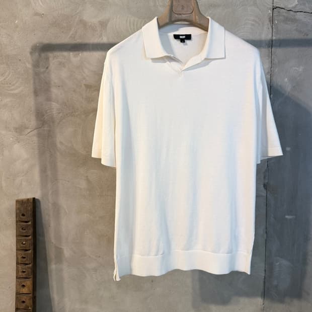 DKNY 오픈칼라넥 니트 100