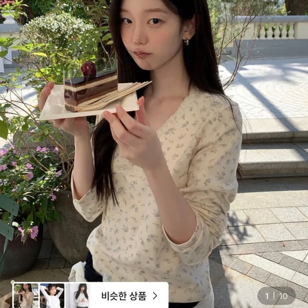 레터프롬문 브이넥 레이스 랩 티셔츠