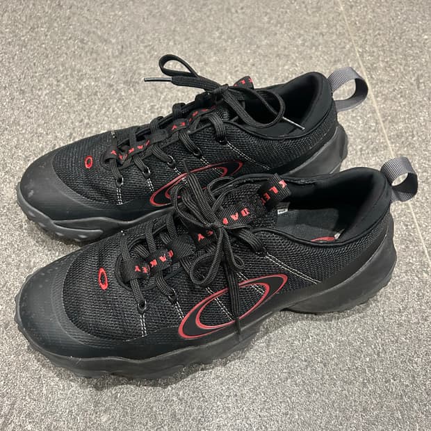 오클리 엣지 플렉스 블랙아웃 스니커즈