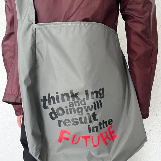 꼼데가르송 메시지 프린트 나일론 숄더백