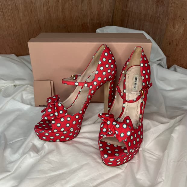 미우미우 레드 폴카 도트 리본 플랫폼 힐