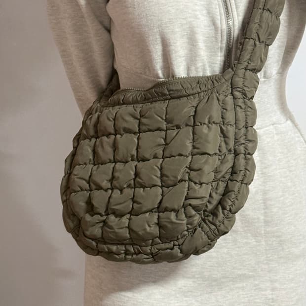 COS 퀄티드 메신저백 카키 구름백 