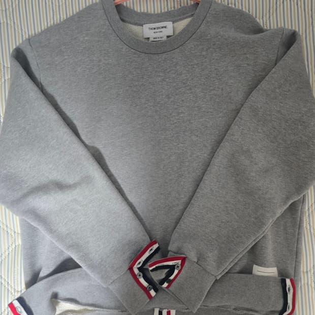 (새상품급)톰브라운 백삼선 그레이 맨투맨 5사이즈