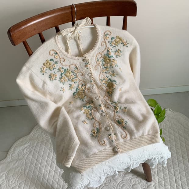 울 핸드 자수 아이보리 가디건