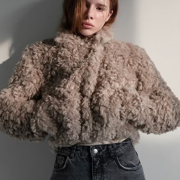 더오유 베이스 핏 퍼 자켓 다크 베이지