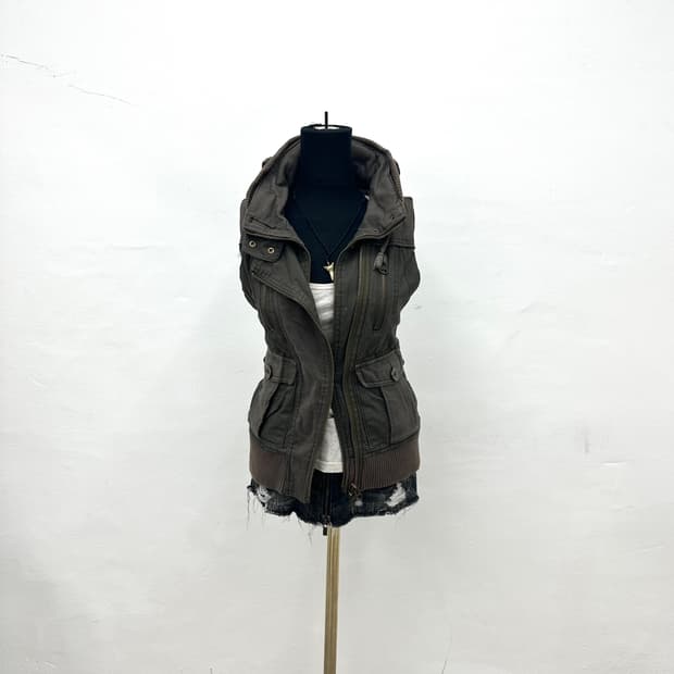 Bono khaki layerd zip vest“