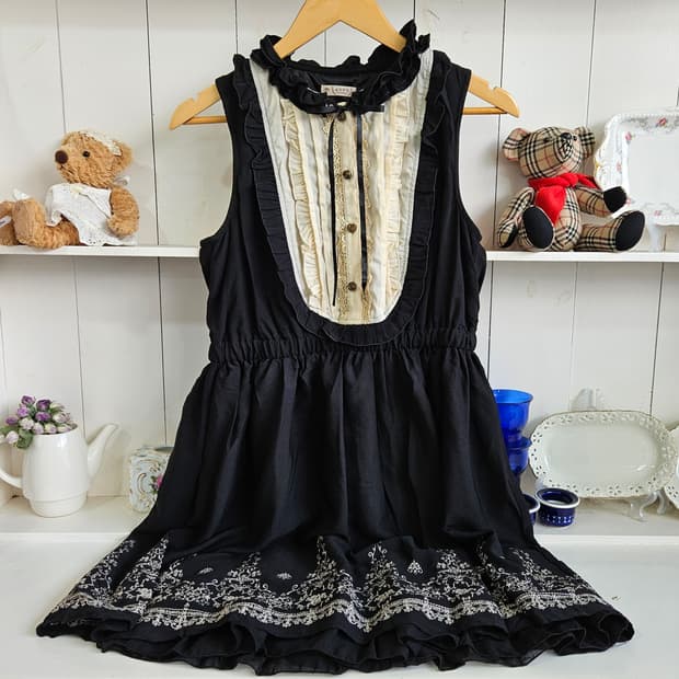 axes femme(엑시즈팜) 자수 프릴 블랙 원피스
