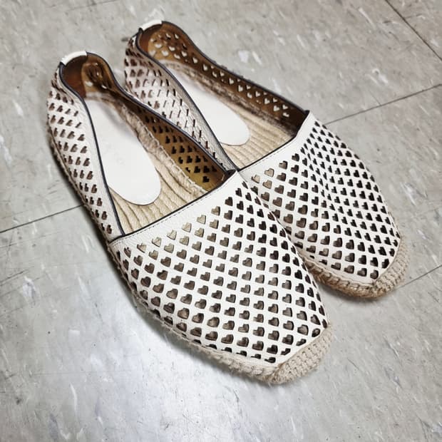 토리버치 하트펀칭 레더 에스빠드류 플랫 슈즈 (6.5/235) 상태좋음