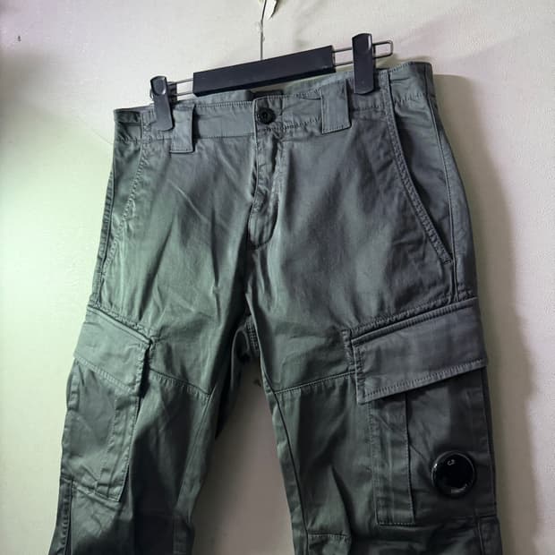 C.P컴퍼니 남성 렌즈포켓 카고팬츠 46 (남성 32정도)