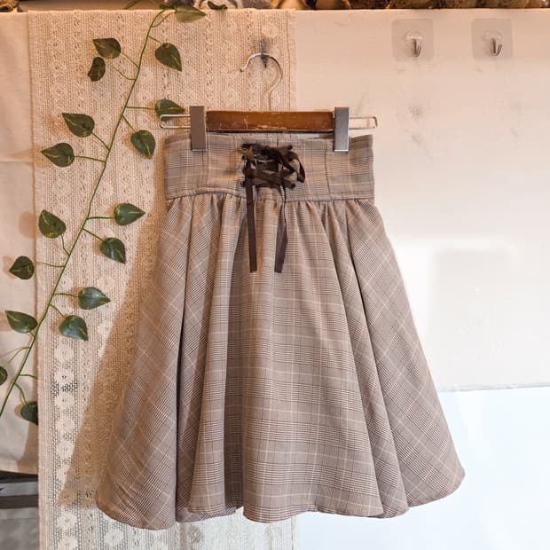 아일렛 체크 미디 스커트