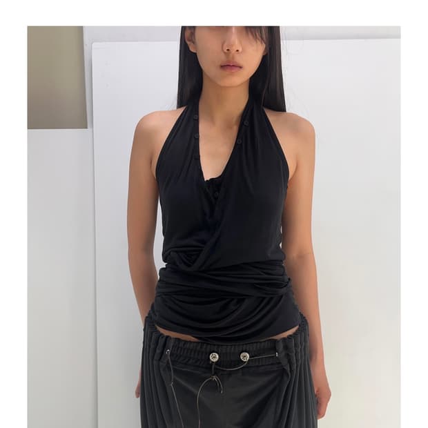 율리카 상투스 HALTER WRAP SLEEVELESS 블랙 (새상품)