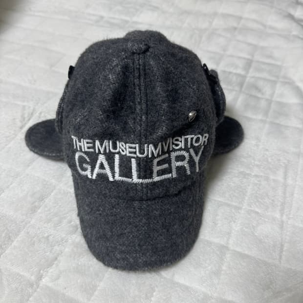 더뮤지엄비지터 트루퍼 햇_다크 그레이