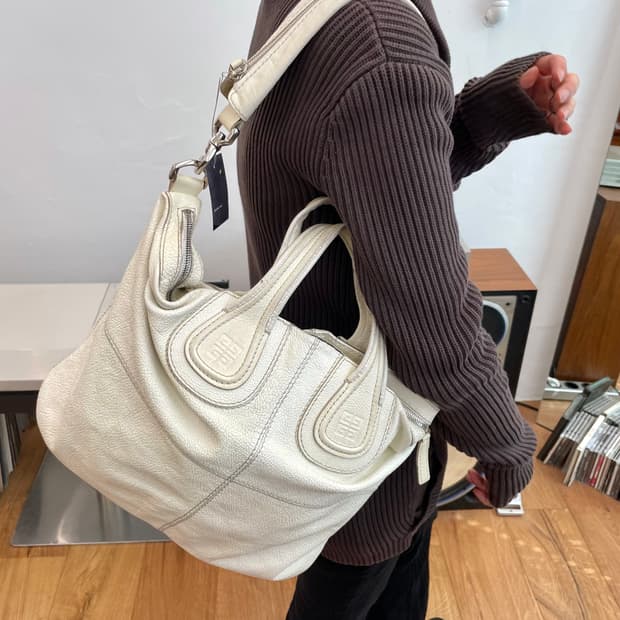 지방시 페이던트 레더 백