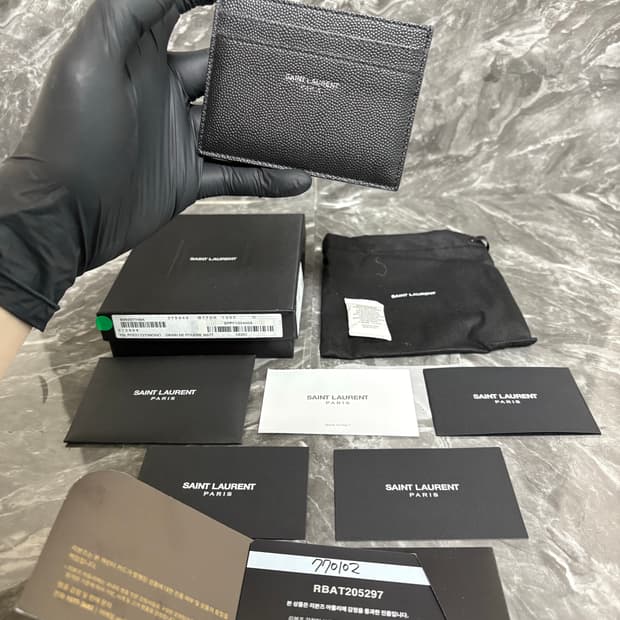 입생로랑 그랑 드 뿌드르 엠보스드 카드지갑