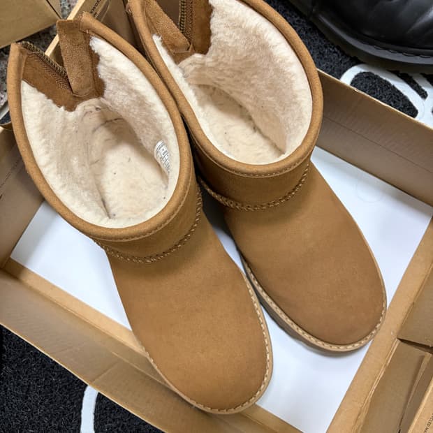 어그 클래식 미니로고 ZIP 어그 230