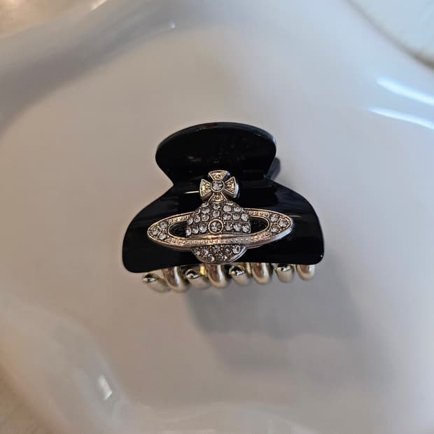 비비안웨스트우드 업사이클링 집게핀 블랙