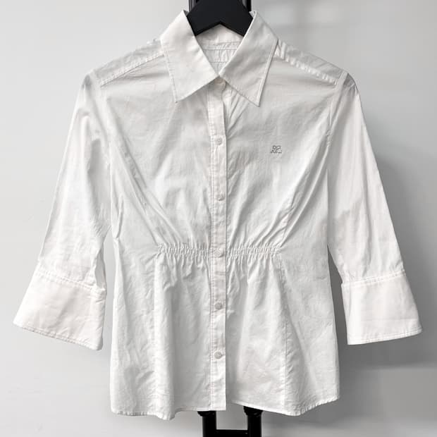 꾸레쥬 큐빅 로고 블라우스