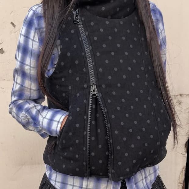 더뮤지엄비지터- dot puffer vest